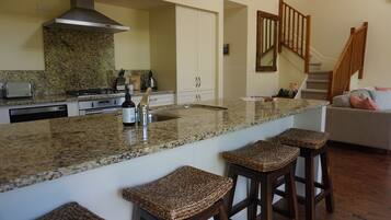 雪櫃、微波爐、焗爐、爐具