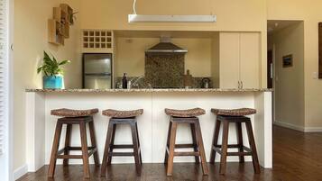 雪櫃、微波爐、焗爐、爐具