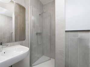 Shower, hair dryer, towels - B&B HOTEL Berlin Genshagen-Süd (Ludwigsfelde)