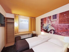 Hypo-allergenic bedding, desk, soundproofing, free WiFi