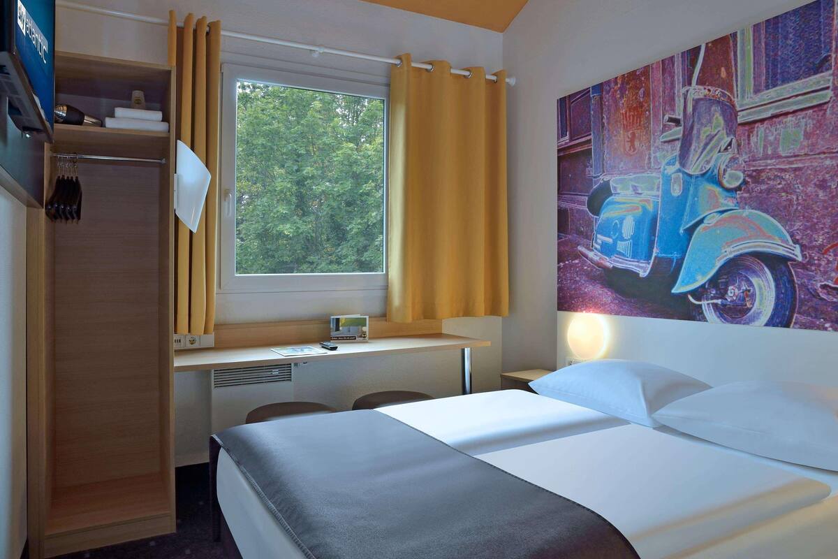 Hypo-allergenic bedding, desk, soundproofing, free WiFi