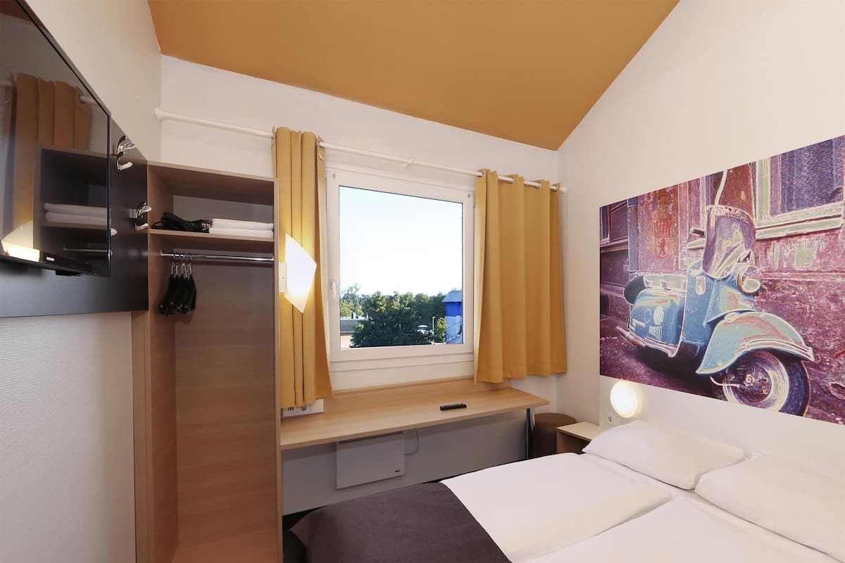 1 bedroom, hypo-allergenic bedding, desk, soundproofing