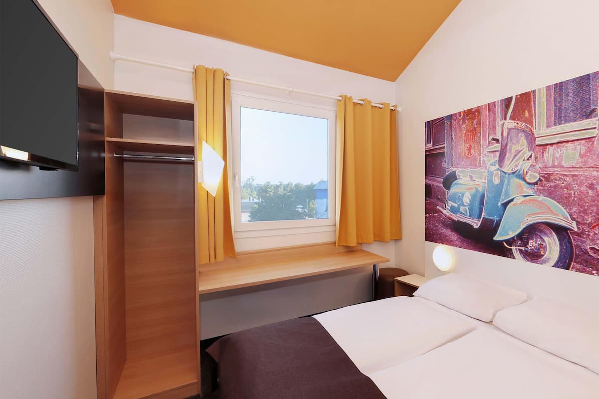 quadruple room | 1 bedroom, hypo-allergenic bedding, desk, soundproofing