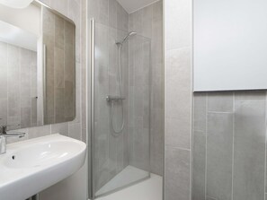 Een douche, een haardroger, handdoeken