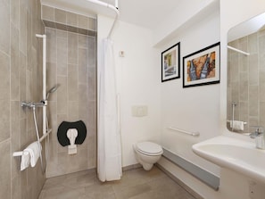 Shower, hair dryer, towels - B&B HOTEL Berlin Genshagen-Süd (Ludwigsfelde)