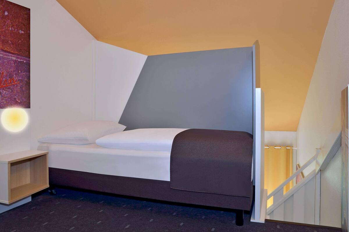 Hypo-allergenic bedding, desk, soundproofing, free WiFi