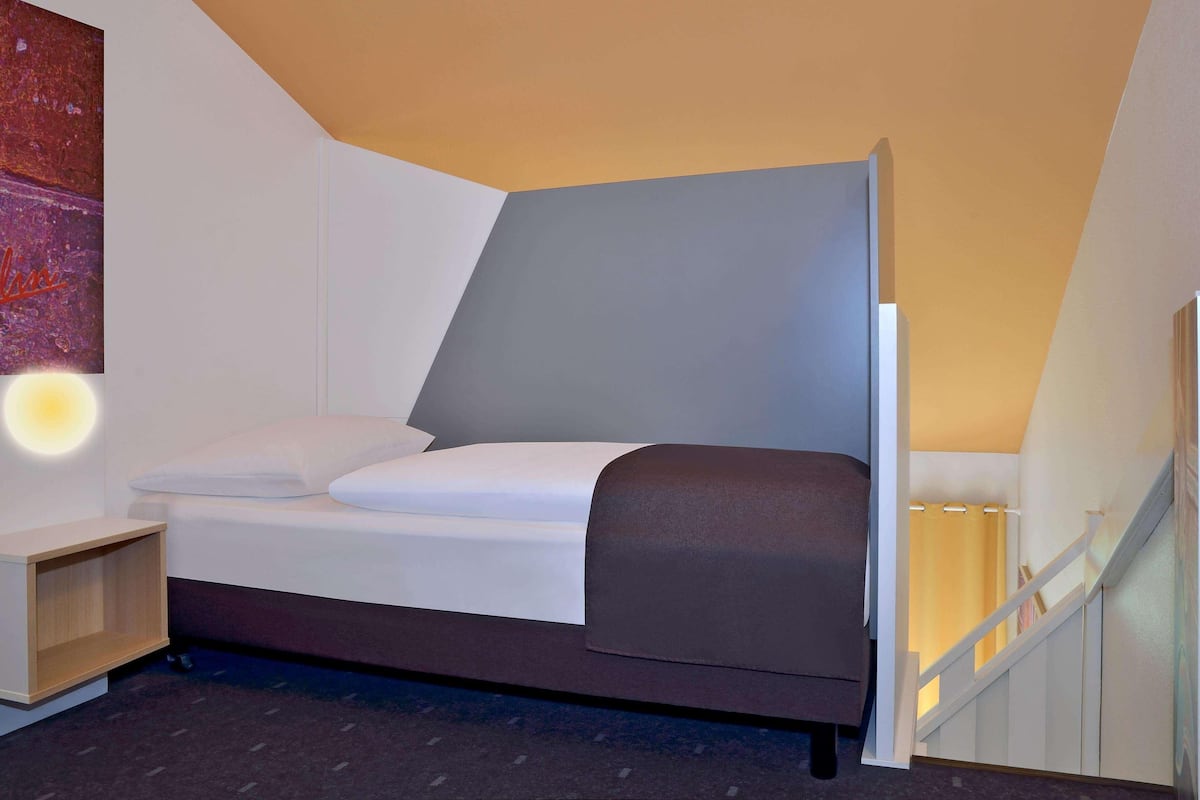 Hypo-allergenic bedding available, desk, soundproofing, WiFi (free)