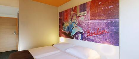 Hypo-allergenic bedding, desk, soundproofing, free WiFi