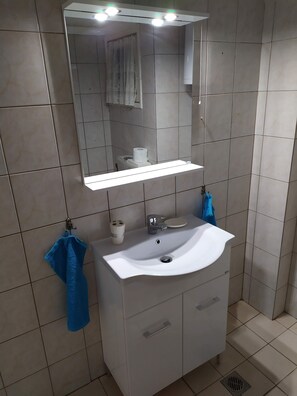 Sèche-cheveux, serviettes fournies, papier toilette