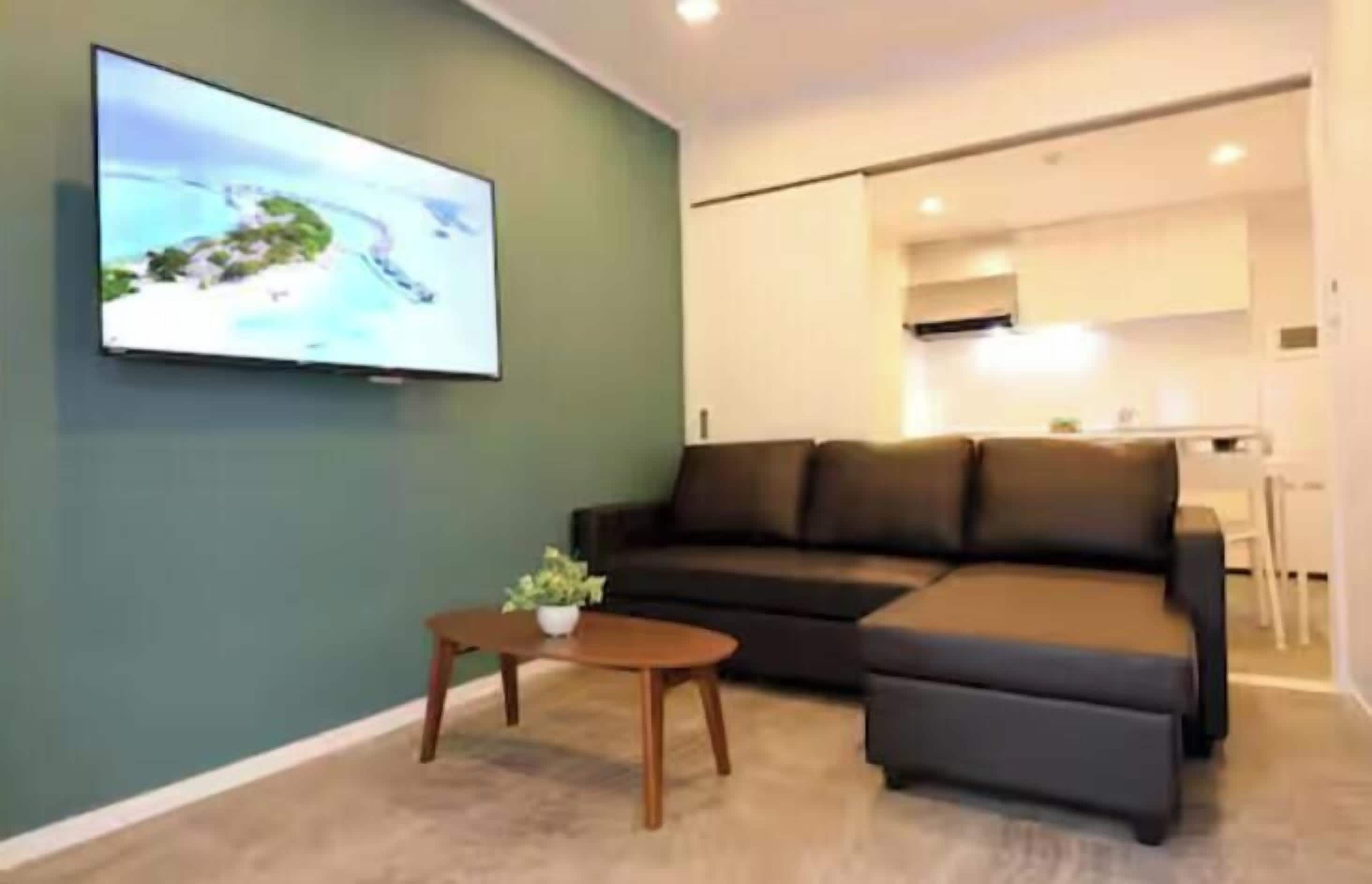 501 | Living area | Flat-screen TV