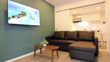 501 | Living area | Flat-screen TV
