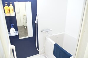 Combined shower/tub, free toiletries, hair dryer, bidet - Shin-Osaka GRAND (Osaka)