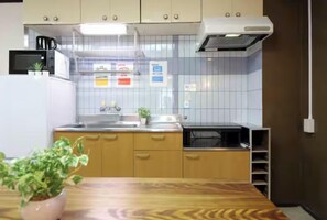 502 | Eigene Küche | Kühlschrank, Mikrowelle, Herdplatte, Wasserkocher