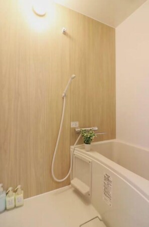 502 | Badeværelse | Kombination af bruser/badekar, gratis toiletartikler, hårtørrer, bidet