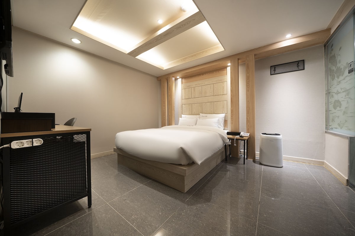 Premium bedding, down duvets, free minibar, individually furnished