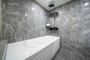 バスアメニティ (無料)、ヘアドライヤー、タオル