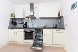 Kühlschrank, Mikrowelle, Ofen, Geschirrspüler