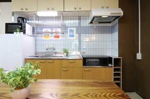 SHIN-OSAKA GRAND-H 502 | Private kitchen | Fridge, microwave, stovetop, electric kettle - Shin-Osaka GRAND-H 502 (Osaka)