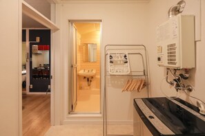 Combined shower/tub, free toiletries, hair dryer, bidet - Shin-Osaka GRAND-H 602 (Osaka)