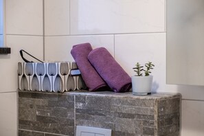 アパートメント (2 Bedroom Apt with Balcony n Sea View) | バスルーム | シャワー、ヘアドライヤー、タオル、石鹸