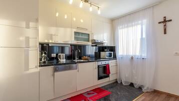 Apartment (2 Bedroom Apt with Balcony n Sea View) | Eigene Küche | Kühlschrank, Mikrowelle, Wasserkocher mit Kaffee-/Teezubehör