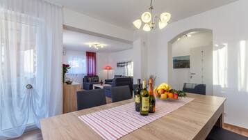 Apartment (2 Bedroom Apt with Balcony n Sea View) | Esszimmer