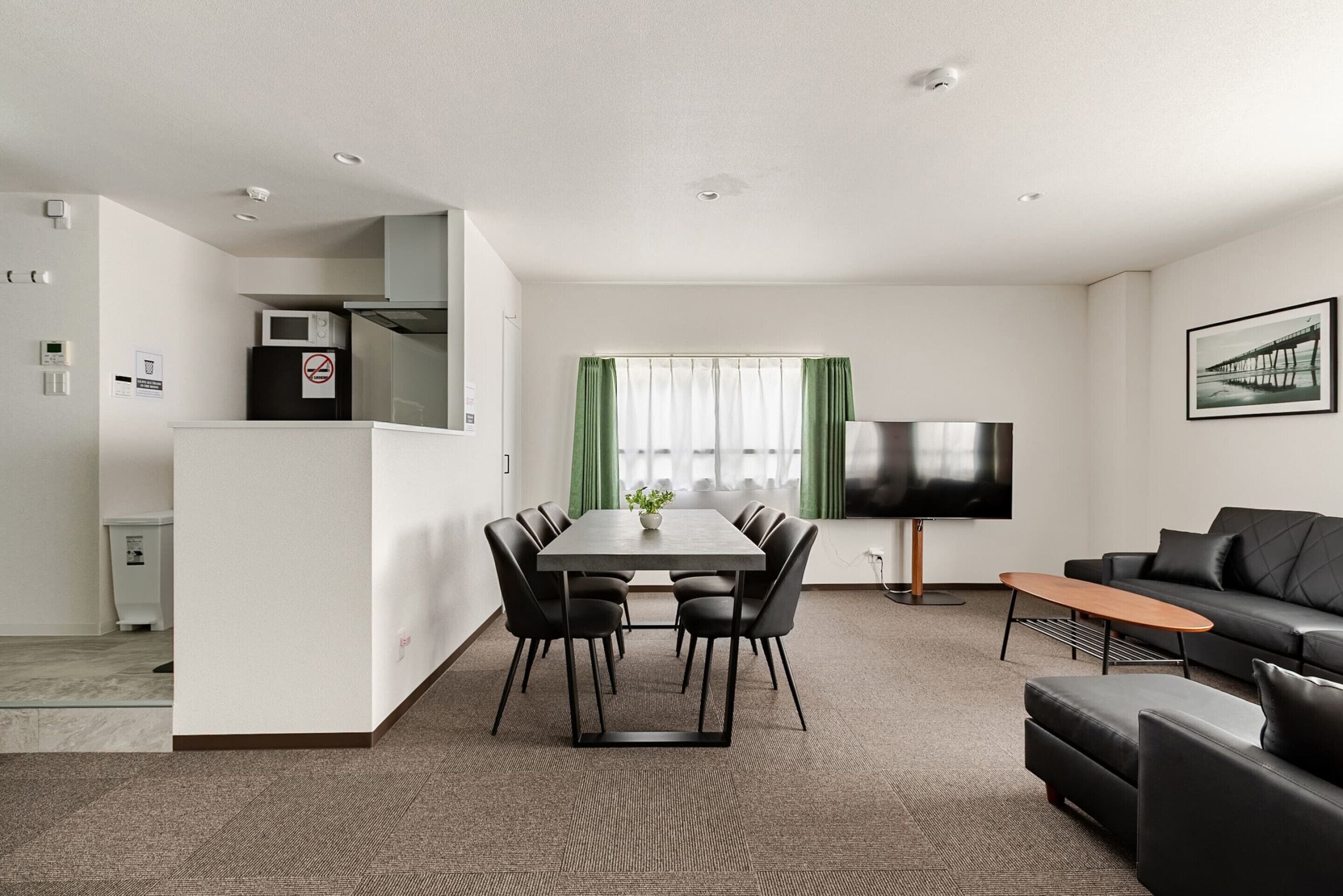 Basic Apartment | Living area | Flat-screen TV