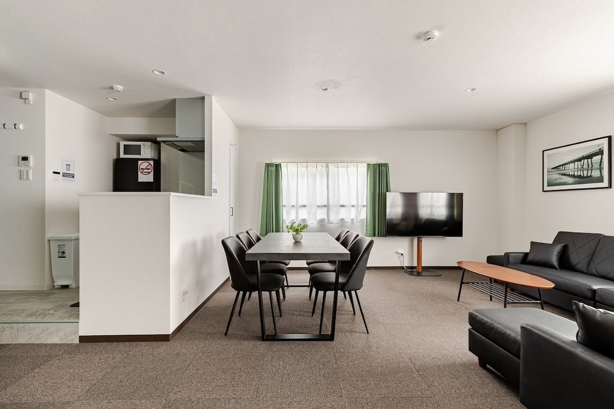 Basic Apartment | Living area | Flat-screen TV