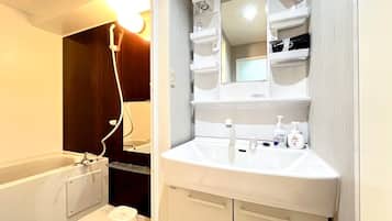 Apartamento básico, no fumadores (TOBU HIGHLINE DAIMON) | Baño | Ducha y bañera combinadas y artículos de higiene personal gratuitos