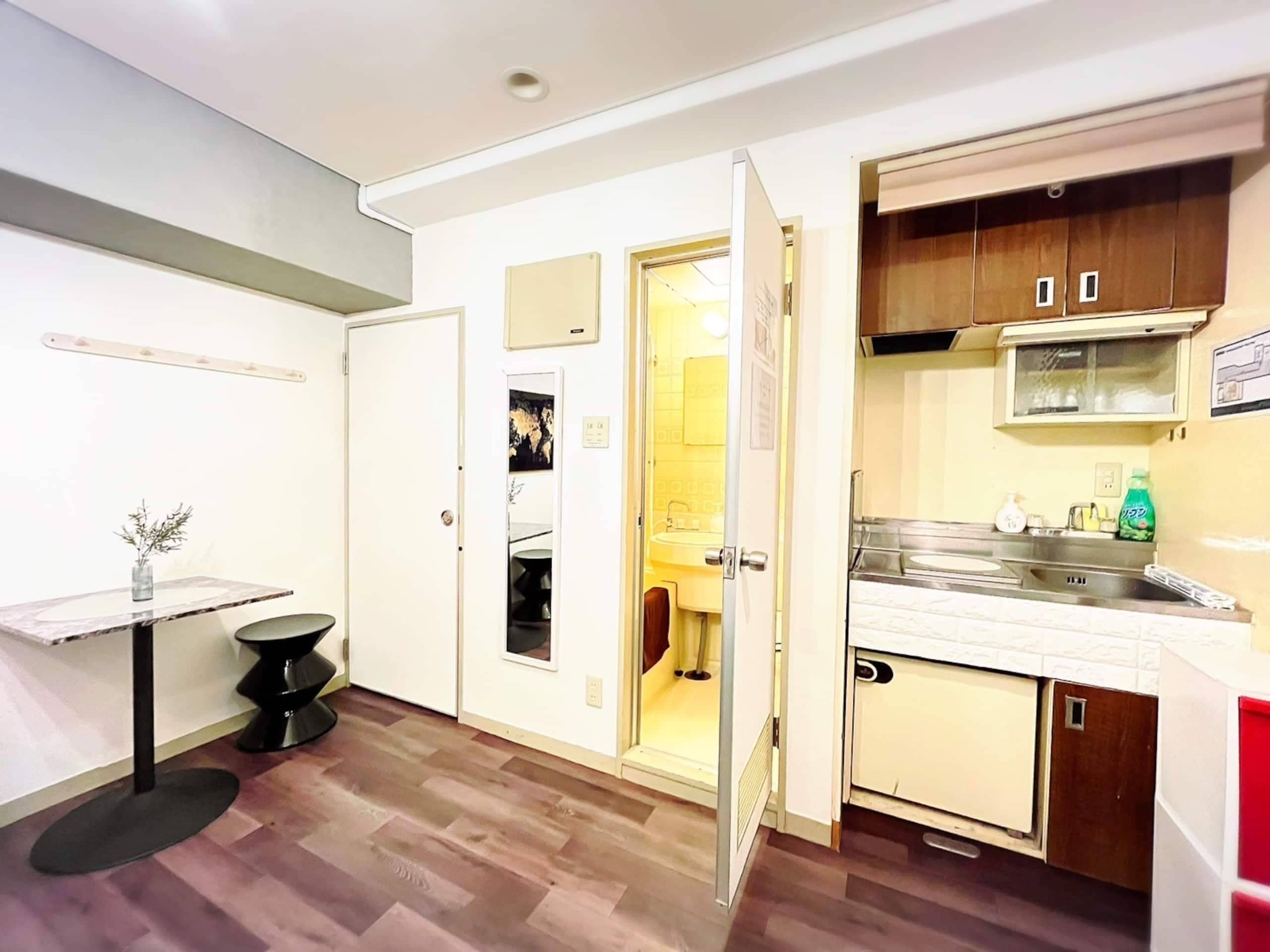 Habitación básica, no fumadores (DAINES-I SHIBUYA 405) | Cocina privada | Frigorífico, microondas, placa de cocina y hervidor eléctrico