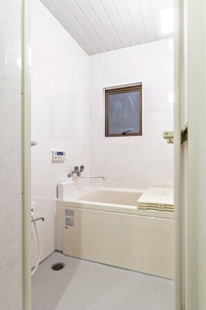 Appartamento | Bagno | Vasca e doccia separate, set di cortesia gratuito, asciugacapelli