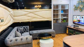 Suite estudio | Área de sala de estar | Televisión de pantalla plana de 32 pulgadas con canales por cable