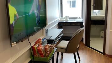 Habitación doble | Minibar, caja de seguridad en la habitación, escritorio y wifi gratis