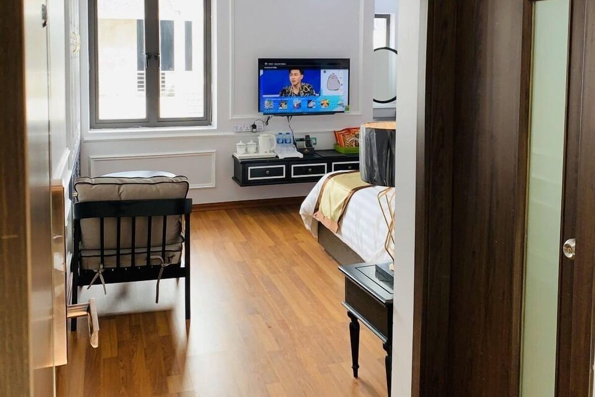 Minibar, in-room safe, desk, WiFi (free)
