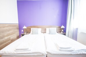 Desk, laptop workspace, free WiFi, bed sheets - Hotel Turmfalke (Linz)