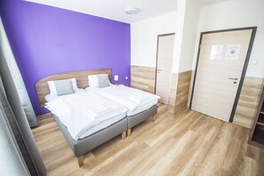 Desk, laptop workspace, free WiFi, bed sheets - Hotel Turmfalke (Linz)
