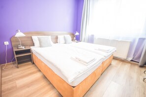 Desk, laptop workspace, free WiFi, bed sheets - Hotel Turmfalke (Linz)