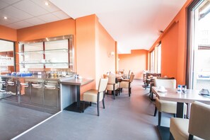 Free daily buffet breakfast  - Hotel Turmfalke (Linz)