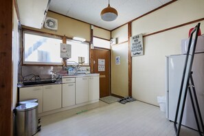 DAIICHI-H SHIN-OKUBO Room.B | Private kitchenette | Fridge, microwave, stovetop, cookware/dishes/utensils - RESIDENTIAL HOTEL DAIICHI-H SHIN-OKUBO Room.B (Tokyo)