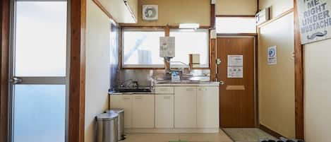 ثلاجة، ميكروويف، موقد طهي مسطح، مستلزمات طهي/أطباق/أوعية