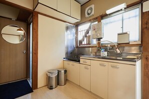 Fridge, microwave, stovetop, cookware/dishes/utensils - RESIDENTIAL HOTEL DAIICHI-H SHIN-OKUBO Room.B (Tokyo)