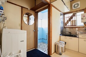 Shower, free toiletries, hair dryer, towels - RESIDENTIAL HOTEL DAIICHI-H SHIN-OKUBO Room.B (Tokyo)