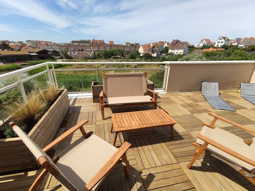 Bright duplex with large well-oriented terrace overlooking the park