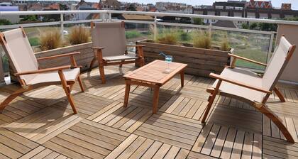 Bright duplex with large well-oriented terrace overlooking the park