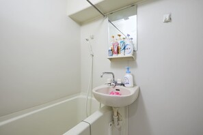 AMIKA-F SANGENJAYA 301 | Bathroom | Combined shower/tub, free toiletries, hair dryer, towels