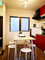 Apartamento, 2 habitaciones | Cocina privada | Frigorífico, microondas y hervidor eléctrico
