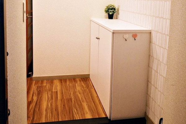 Apartment, 2 Bedrooms | 2 bilik tidur, langsir/tirai gelap terus, seterika/papan seterika