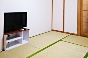 Apartamento, 2 habitaciones | Zona de estar | Una televisión de pantalla plana
