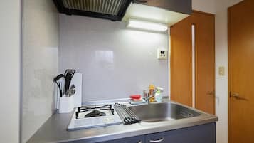 Apartamento básico, para não fumantes (AMIKA-F SANGENJAYA 303) | Cozinha americana privada | Geladeira, micro-ondas, cooktop, chaleira elétrica