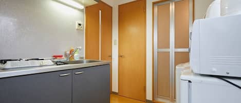 Frigorífico, microondas, placa de cocina y hervidor eléctrico